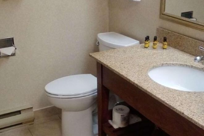 Bad | Kombinert dusj/badekar, toalettartikler (inkludert) og hårføner