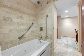 Combined shower/bathtub, free toiletries, hair dryer, towels