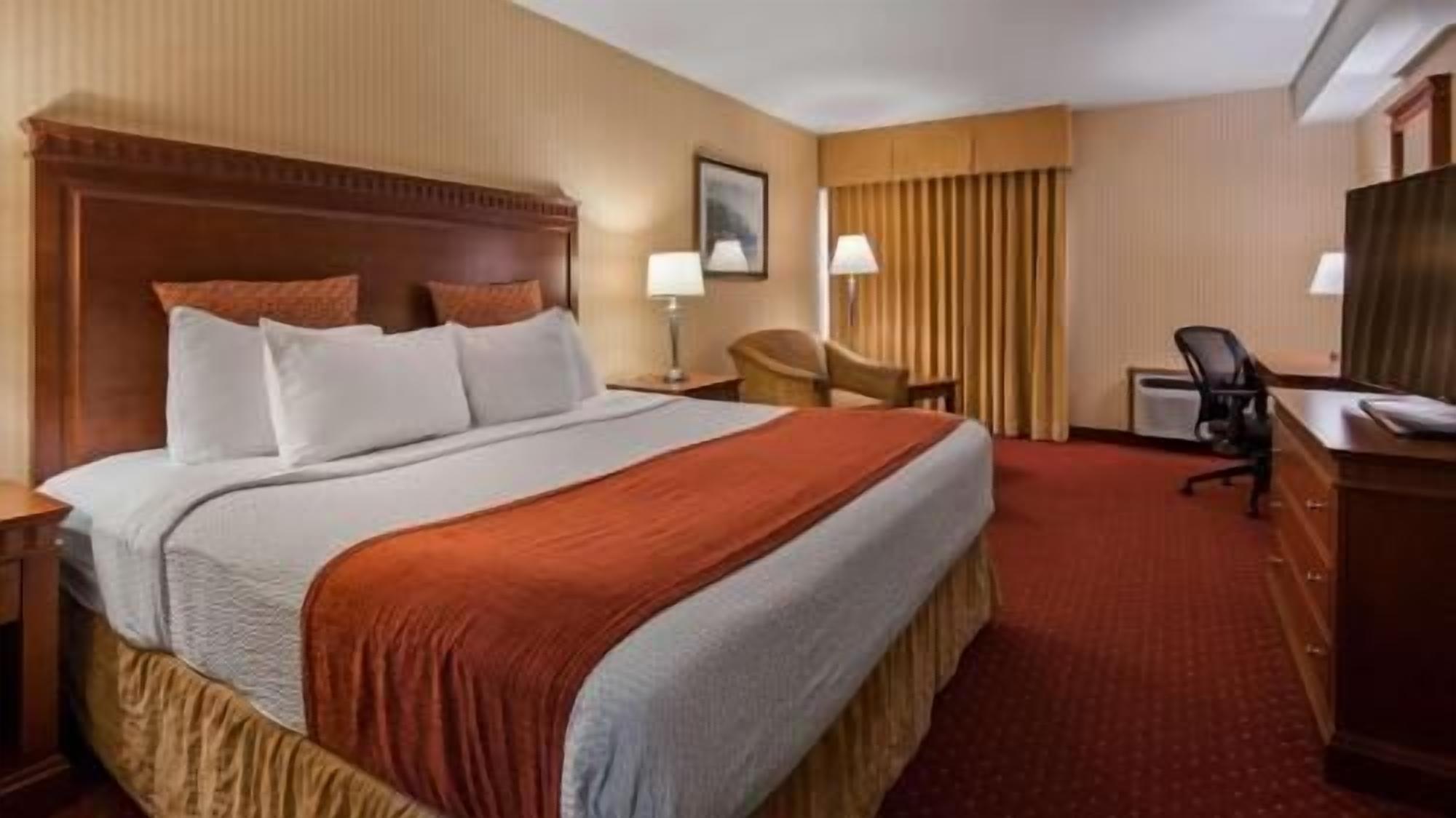 Premium bedding, pillowtop beds, desk, laptop workspace