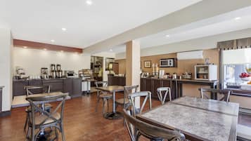 Café da manhã com buffet grátis todos os dias