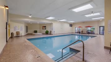 Inomhuspool, öppet 07.00 till 23.00, parasoller och solstolar
