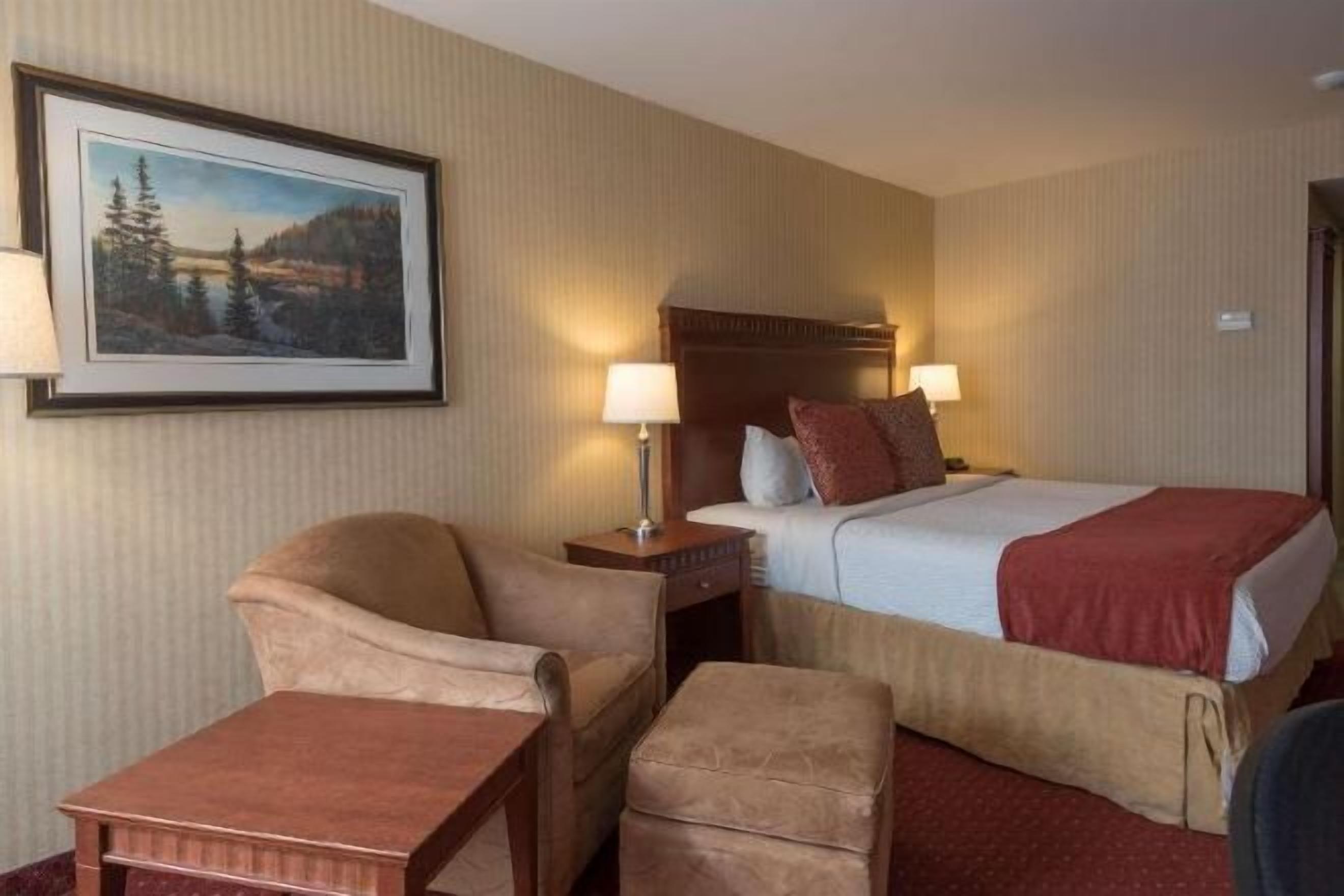 Premium bedding, pillowtop beds, desk, laptop workspace