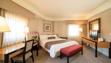 Minibar, caja de seguridad en la habitación y escritorio