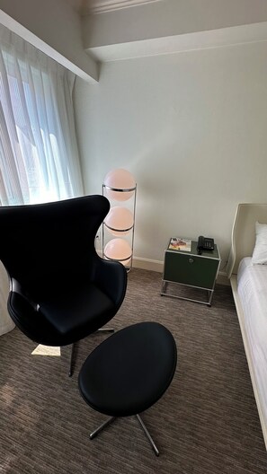 Room, 1 King Bed | Minibar, in-room safe, desk, laptop workspace - Oxford Palace Hotel And Galleria (Los Angeles)