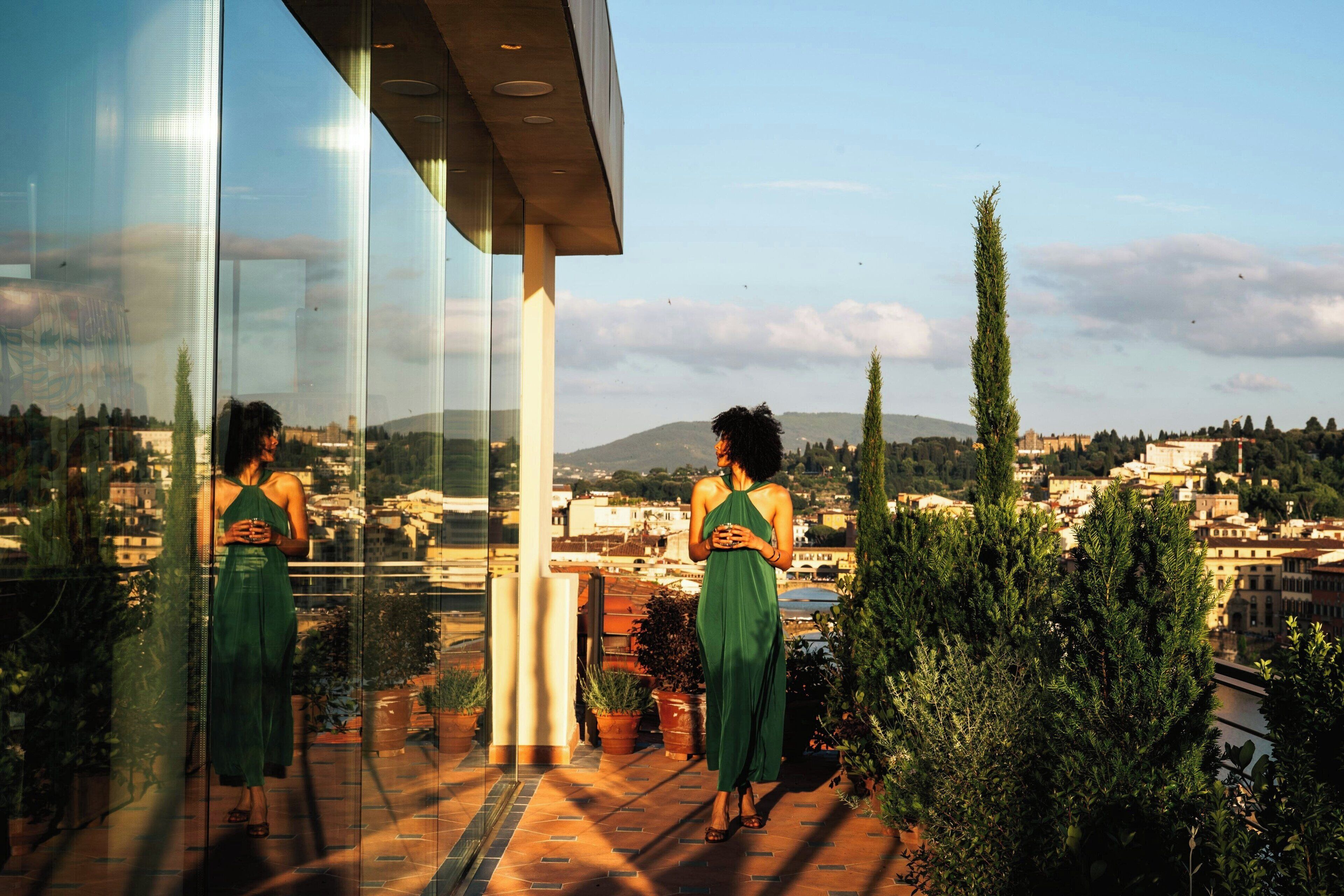 2 bars/lounges, lobby lounge