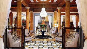 2 Bars/Lounges, Lobby-Lounge
