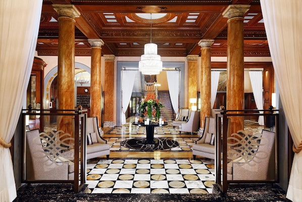 2 Bars/Lounges, Lobby-Lounge