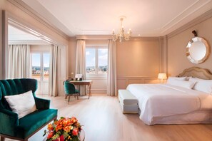 Phòng Suite, 1 giường cỡ king, hiên, quang cảnh sông (Belvedere) | Bộ đồ giường cao cấp, nệm có lớp đệm bông, minibar 