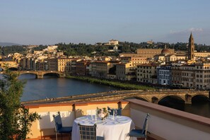 Suite, 1 cama de matrimonio grande, terraza, vistas al río | 1 dormitorio y ropa de cama de alta calidad