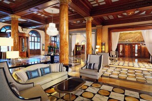 2 bars/lounges, lobby lounge