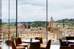 2 bars/lounges, lobby lounge