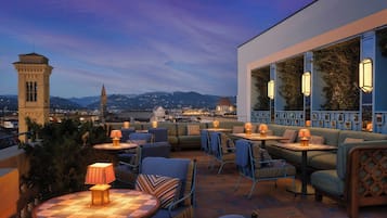 2 Bars/Lounges, Lobby-Lounge