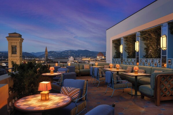 2 bars/lounges, lobby lounge