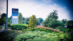 Señal de Travelodge en el Aeropuerto de Dublín que indica dirección a Bar Café.