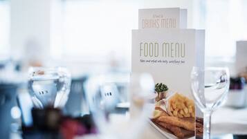Un atril con un menú de comida y un menú de vinos y bebidas.
