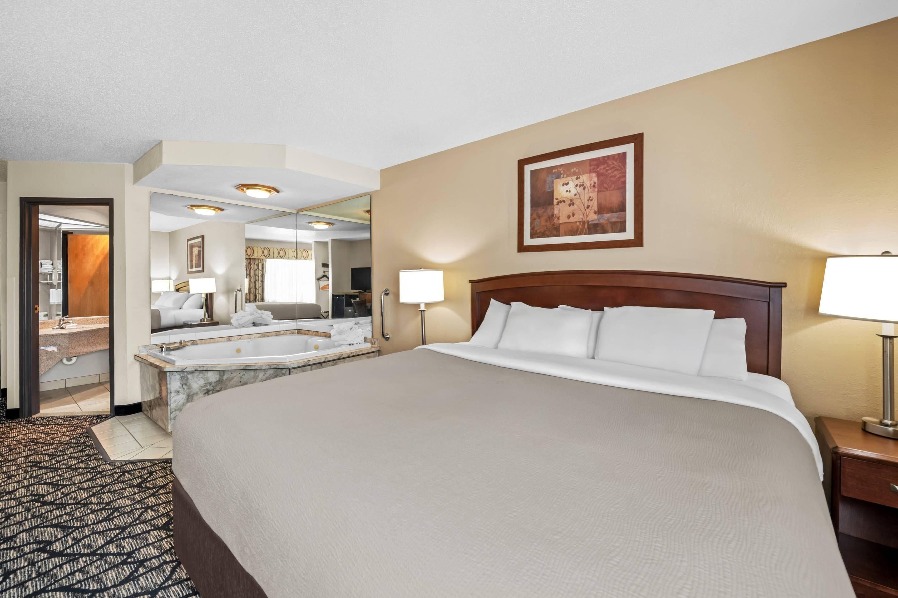 Escrivaninha, cortinas blackout, ferros/tábuas de passar roupa