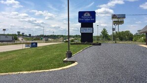 A sign for America's Best Value Inn with amenities like free Wi-Fi and breakfast.