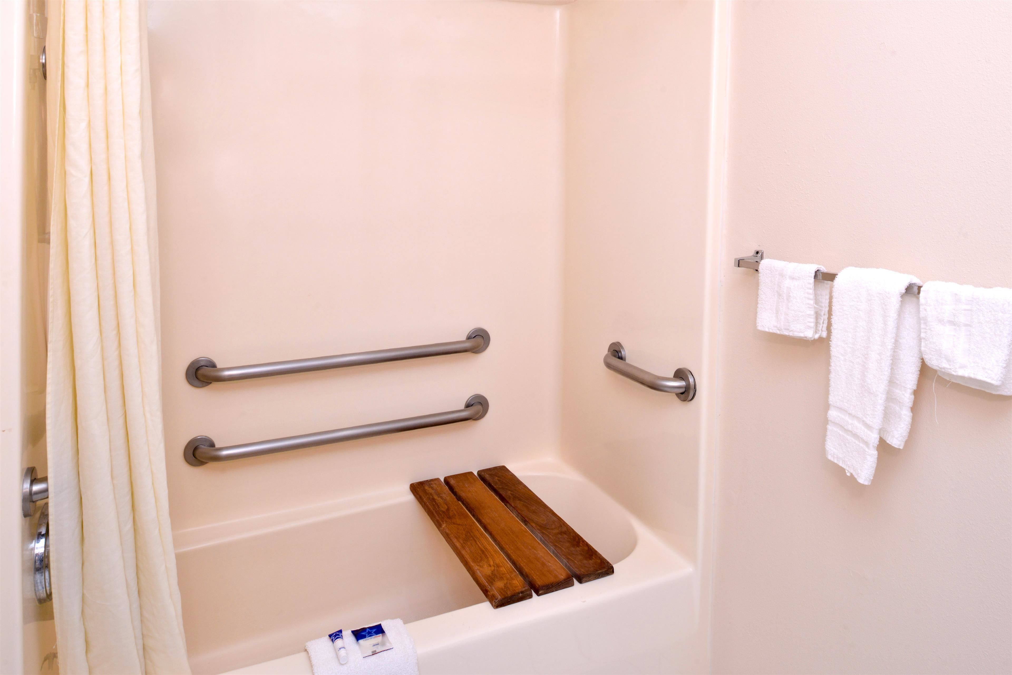Tina con regadera, amenidades de baño gratuitas, toallas 