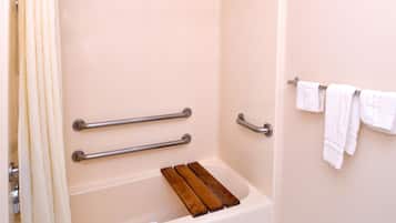 Tina con regadera, amenidades de baño gratuitas, toallas