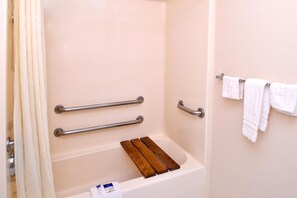 Ensemble baignoire-douche, articles de toilette (gratuits)