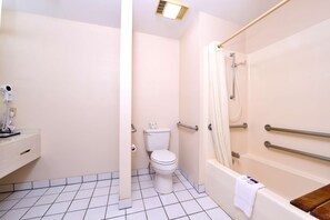 Combined shower/bathtub, free toiletries, towels