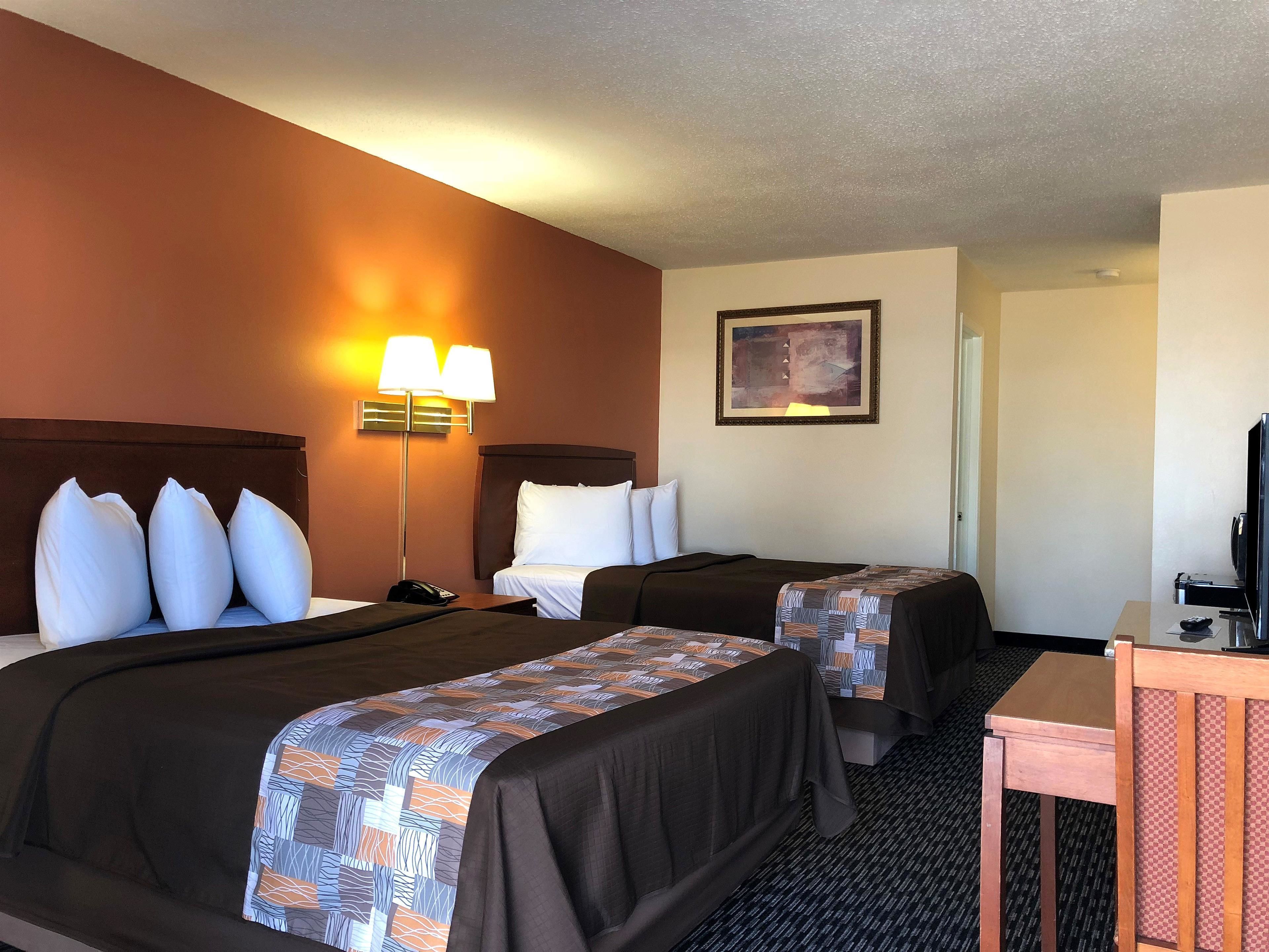 Planxa i posts de planxar, wifi gratuïta, roba de llit i despertador 