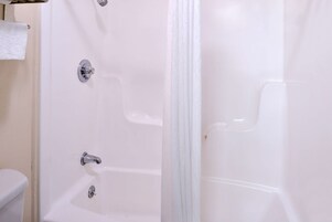 Combined shower/tub, free toiletries, towels