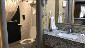 Kombination af bruser/badekar, gratis toiletartikler, hårtørrer