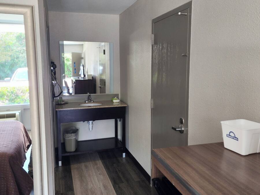 Rom, 1 queensize-seng, tilgjengelighetstilpasset, ikke-røyk (Bathtub w/ Grab Bars) | Strykejern/-brett, barnesenger (inkludert) og wi-fi (inkludert)