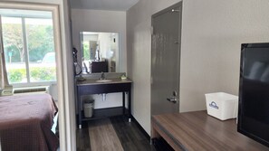 Room, 1 Queen Bed, Accessible, Non Smoking (Bathtub w/ Grab Bars) | Iron/ironing board, free cribs/infant beds, free WiFi, bed sheets - Days Inn by Wyndham Seguin TX (Seguin)
