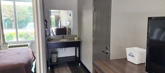 Days Inn by Wyndham Seguin TX