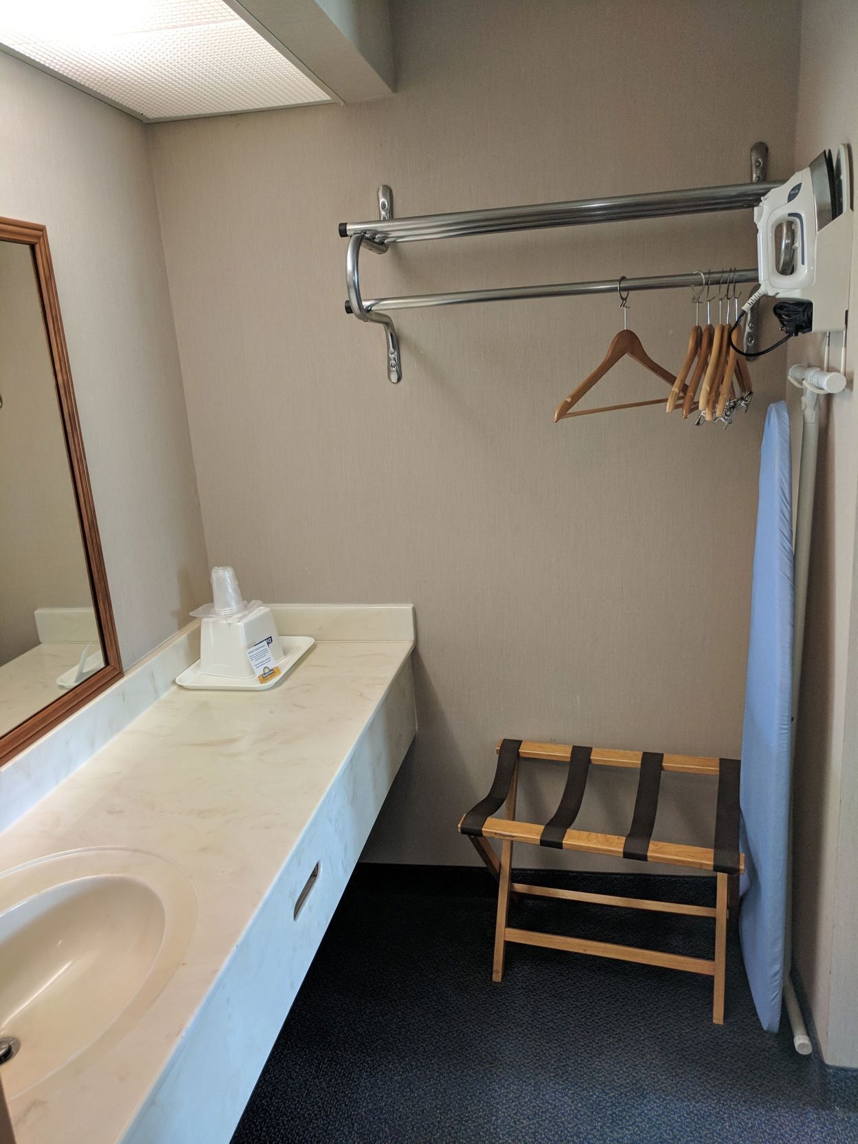 Combined shower/tub, free toiletries, hair dryer, towels