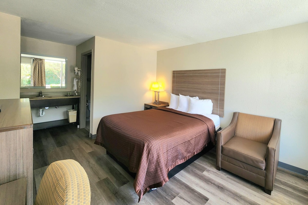 Room, 1 King Bed, Mobility Accessible, Non Smoking (Roll-in Shower) | Iron/ironing board, free cribs/infant beds, free WiFi, bed sheets
