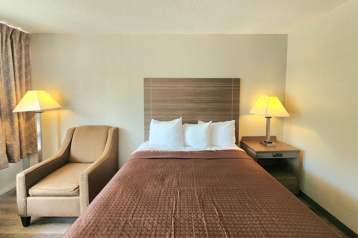 Habitación estándar, 1 cama Queen size | Tabla de planchar con plancha, cunas gratuitas y wifi gratis