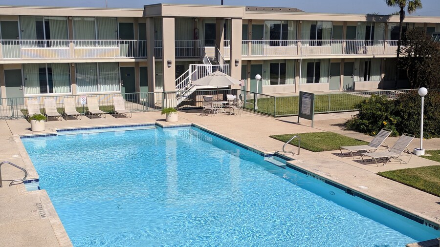 Days Inn by Wyndham Seguin TX