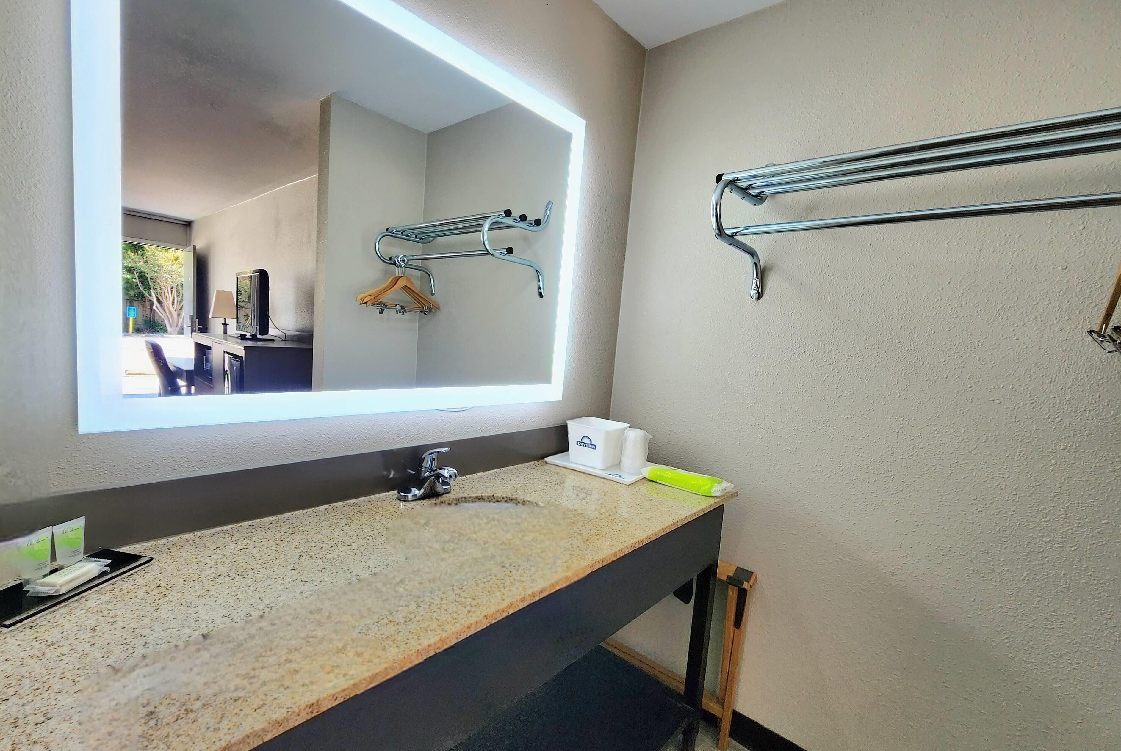 Combined shower/bathtub, free toiletries, hair dryer, towels