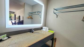 Duschwanne, kostenlose Toilettenartikel, Haartrockner, HandtĂŒcher