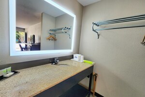 Bañera con ducha, artículos de tocador gratuitos, secador de pelo