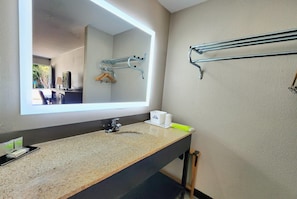 淋浴/盆浴组合、免费洗浴用品、吹风机、毛巾