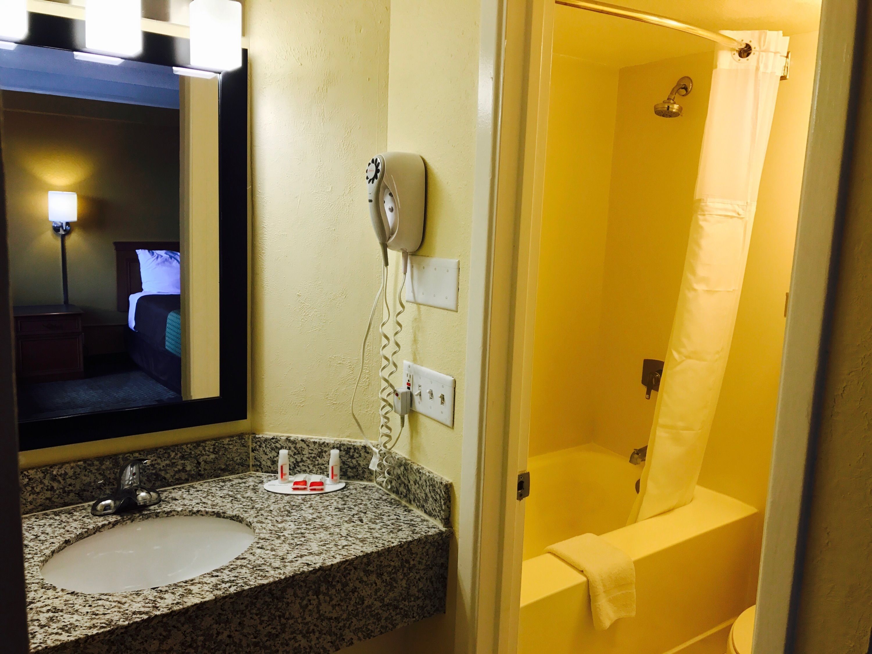 Combined shower/bathtub, free toiletries, hair dryer, towels