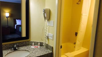 Combined shower/bathtub, free toiletries, hair dryer, towels