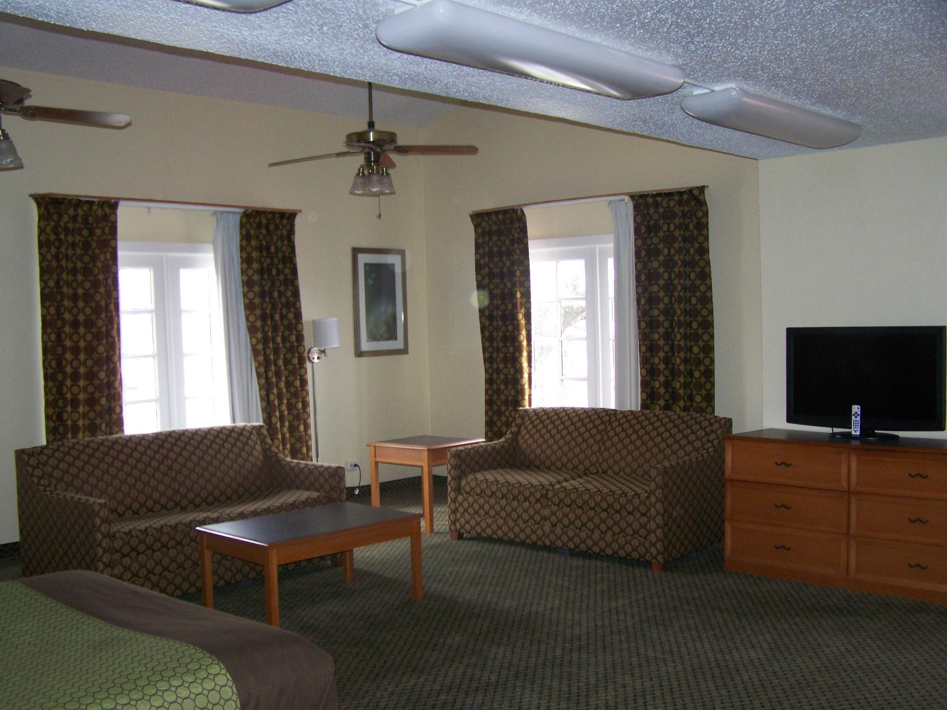 Studio Suite, 2 Katil Kelamin (Double), Non Smoking | Meja, seterika/papan seterika, katil lipat simpan/tambahan 