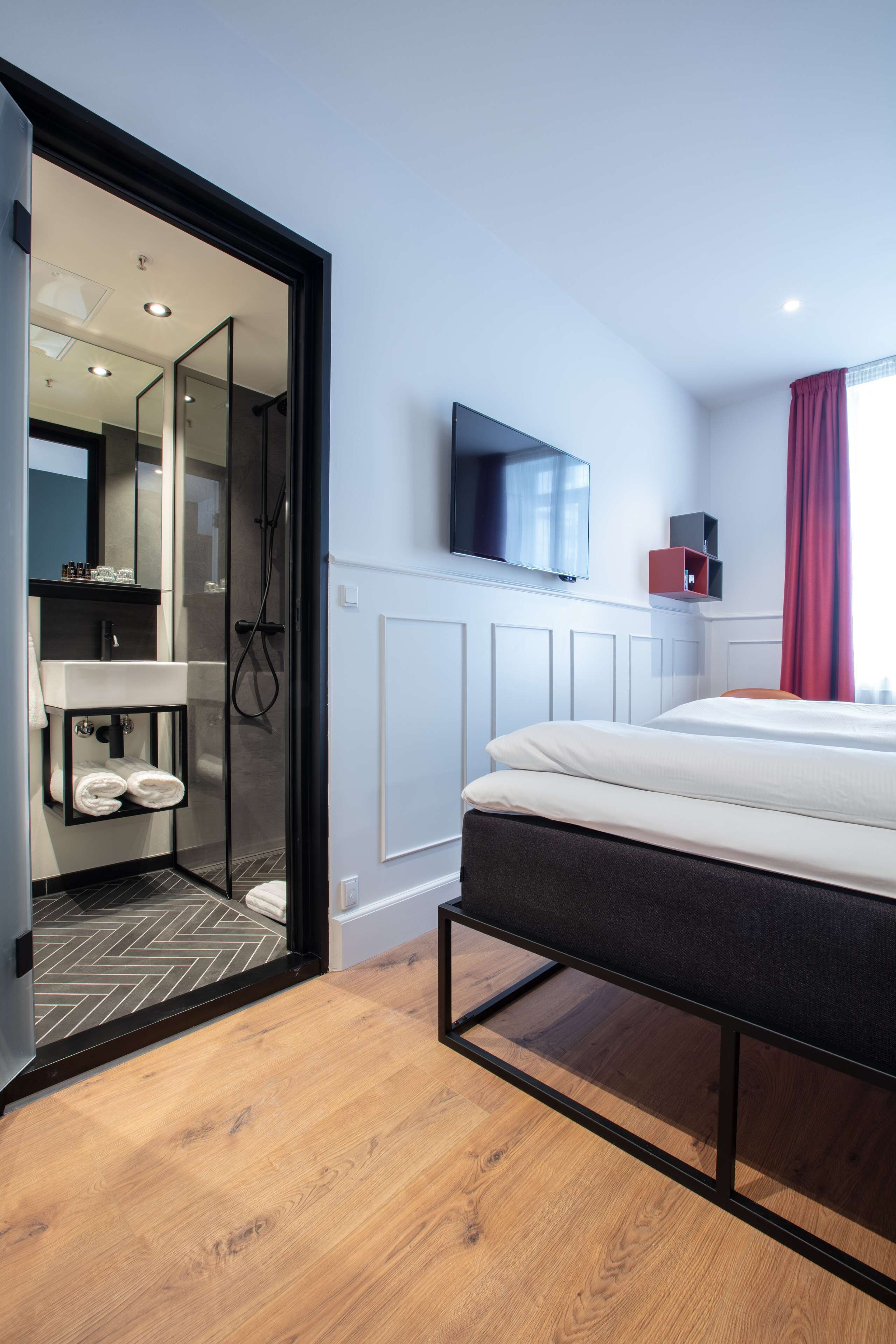 business room, 1 queen bed, non smoking | 1 bedroom, premium bedding, pillow-top beds, in-room safe