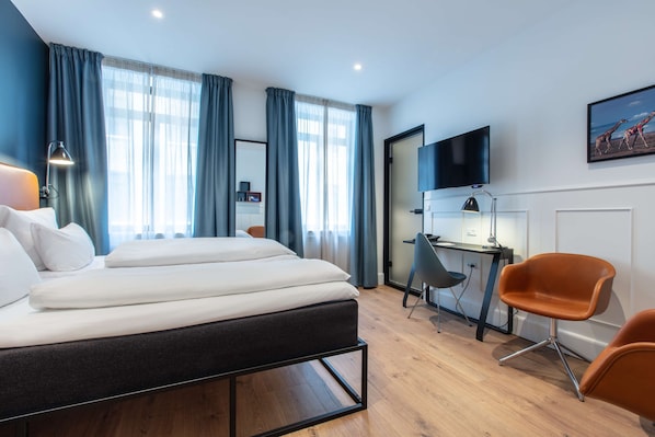 Business kamer, 1 queensize bed, niet-roken | Luxe beddengoed, pillowtop-bedden, een kluis op de kamer, een bureau