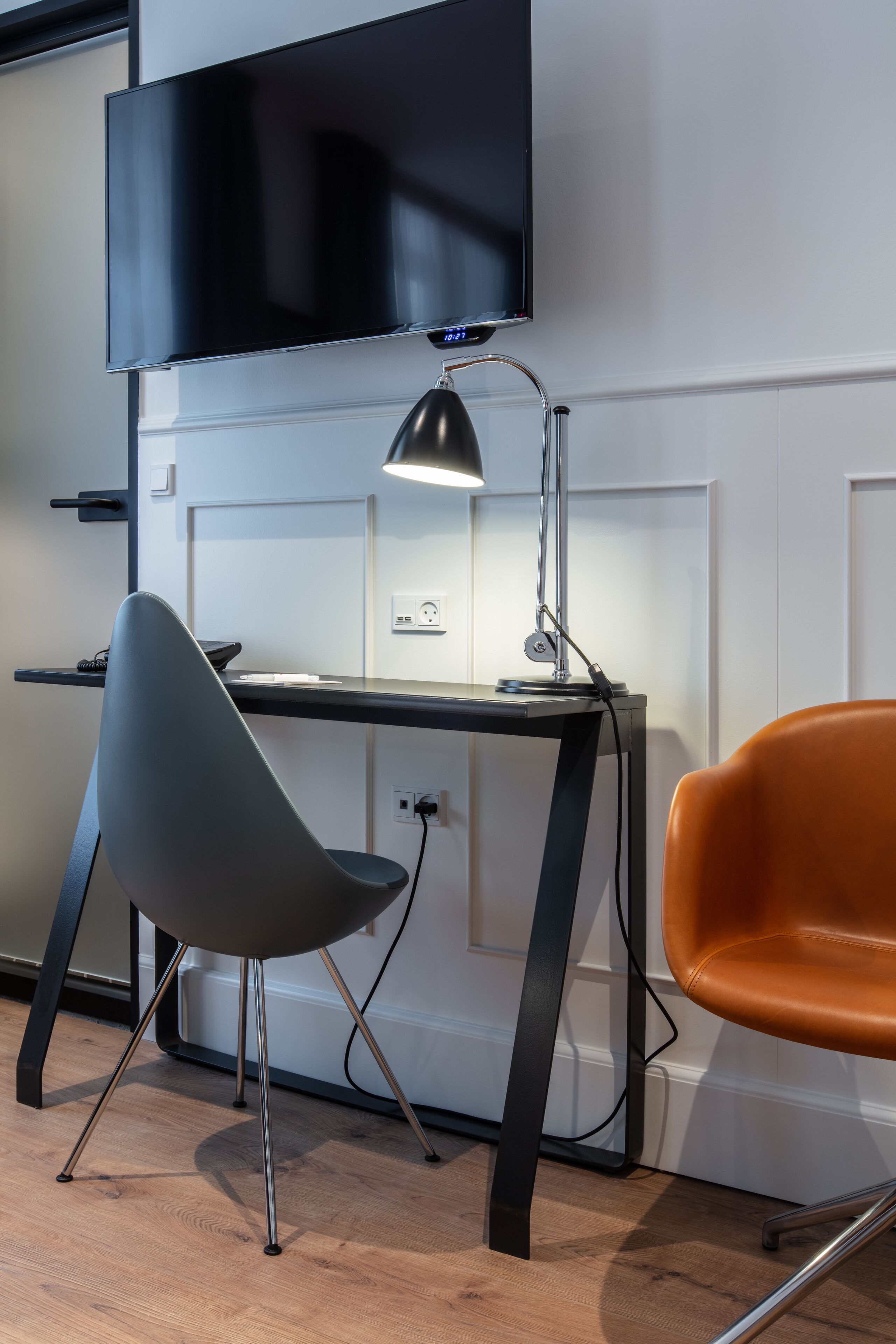 business room, 1 queen bed, non smoking | 1 bedroom, premium bedding, pillow-top beds, in-room safe