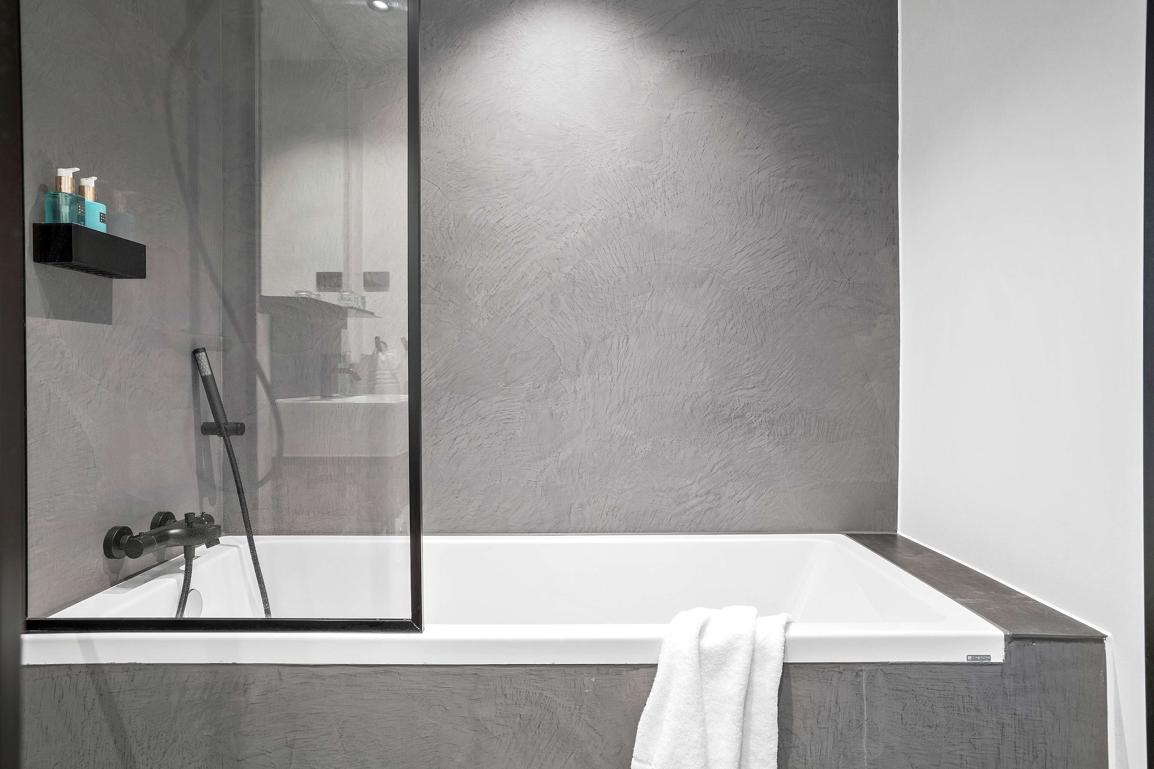 Suite Junior, 1 très grand lit, non-fumeurs | Salle de bain | Articles de toilette de luxe, sèche-cheveux