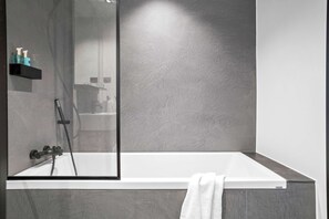 Junior Suite, 1 Katil Raja (King), Non Smoking | Bilik Mandi | Kelengkapan dandanan diri berjenama, pengering rambut 