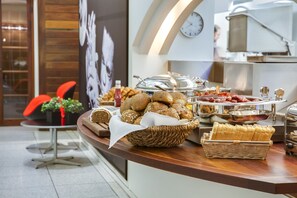 Kontinental frokost hver dag (DKK 175 per person)