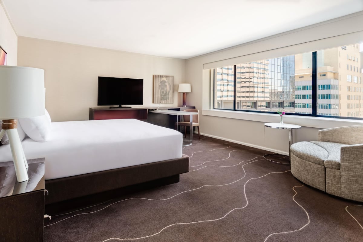 Room, 1 King Bed, Corner | Premium bedding, down comforters, pillowtop beds, in-room safe