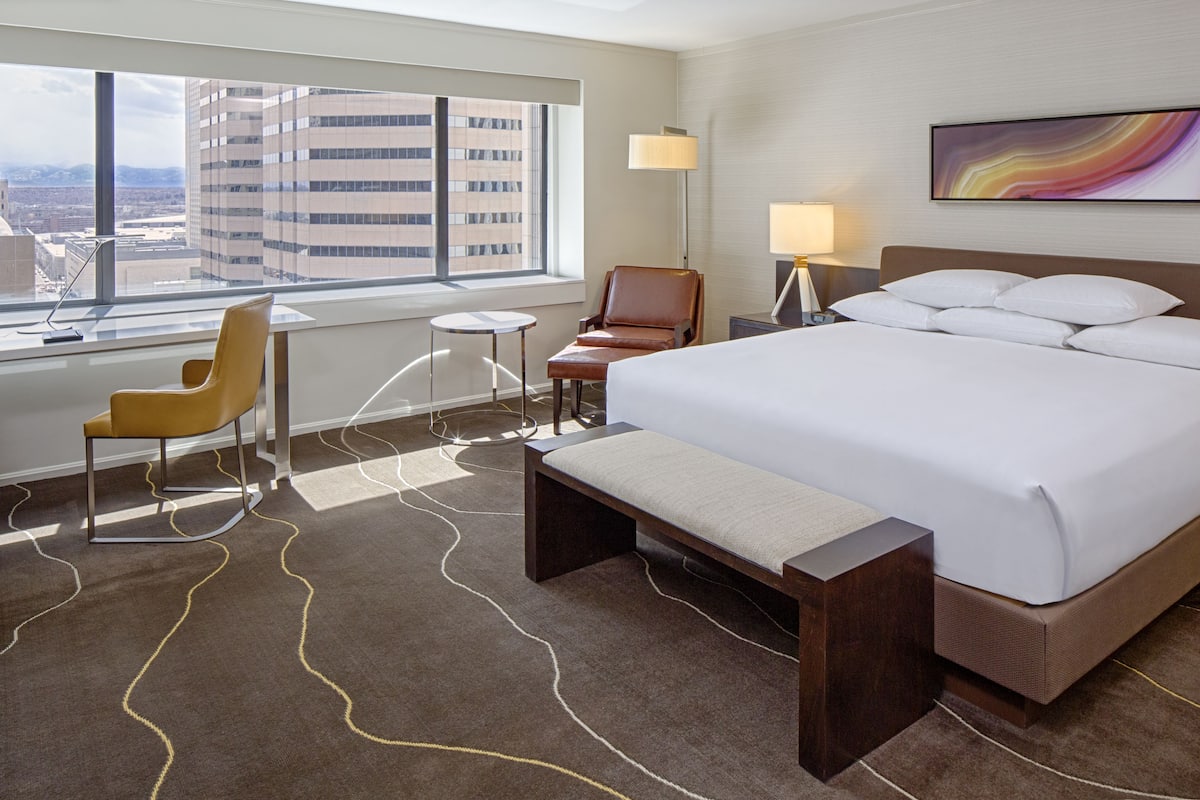 executive suite | premium bedding, down duvets, pillow-top beds, in-room safe